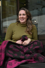 Load image into Gallery viewer, Yaro Blanket - Bahamas Black Magenta Wool - Utförsäljning!