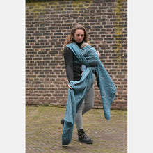 Load image into Gallery viewer, Yaro vävd sjal - Dandy Duo Petrol Grey Silk Kapok - 55% bomull, 30% silke, 15% kapok - Utförsäljning!