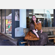 Ladda upp bild till gallerivisning, Yaro vävd sjal - Elvish Duo Black Orange Wool Tencell - 50% bomull, 30% merinoull, 20% tencel