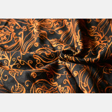 Laden Sie das Bild in den Galerie-Viewer, Yaro ringsjal - Elvish Duo Black Orange Wool Tencel - 50% bomull, 30% merinoull, 20% tencel