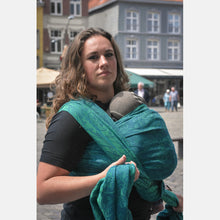 Laden Sie das Bild in den Galerie-Viewer, Yaro vävd sjal - Elvish Duo Green Petrol Tencel Seacell - 65% bomull, 25% tencel, 10% seacell - Utförsäljning!