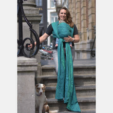 Laden Sie das Bild in den Galerie-Viewer, Yaro vävd sjal - Elvish Duo Green Petrol Tencel Seacell - 65% bomull, 25% tencel, 10% seacell - Utförsäljning!