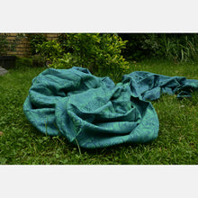 Laden Sie das Bild in den Galerie-Viewer, Yaro vävd sjal - Elvish Duo Green Petrol Tencel Seacell - 65% bomull, 25% tencel, 10% seacell - Utförsäljning!