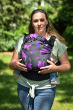 Laden Sie das Bild in den Galerie-Viewer, Yaro Hug Carrier - Skog Purple Black Chenille - 100% bomull - Utförsäljning!