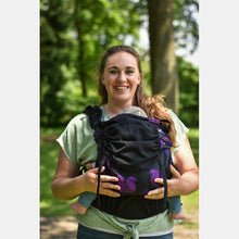 Laden Sie das Bild in den Galerie-Viewer, Yaro Hug Carrier - Skog Purple Black Chenille - 100% bomull - Utförsäljning!