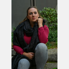 Laden Sie das Bild in den Galerie-Viewer, Yaro ringsjal - La Vita Duo Black Alpaca Red Glam Ring Sling - 69% bomull, 30% baby alpacka, 1% glitter - Utförsäljning!