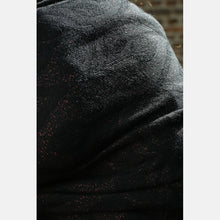 Laden Sie das Bild in den Galerie-Viewer, Yaro ringsjal - La Vita Duo Black Alpaca Red Glam Ring Sling - 69% bomull, 30% baby alpacka, 1% glitter - Utförsäljning!