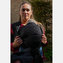 Laden Sie das Bild in den Galerie-Viewer, Yaro vävd sjal - La Vita Duo Black Alpaca Red Glam - 69% bomull, 30% baby alpacka, 1% glitter - Utförsäljning!