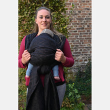 Laden Sie das Bild in den Galerie-Viewer, Yaro vävd sjal - La Vita Duo Black Alpaca Red Glam - 69% bomull, 30% baby alpacka, 1% glitter - Utförsäljning!