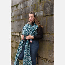 Laden Sie das Bild in den Galerie-Viewer, Yaro vävd sjal - La Vita Duo Black Petrol Natural Alpaca Wool - 50% bomull, 30% baby alpacka, 20% merinoull - Utförsäljning!