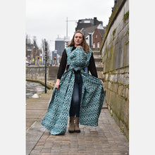 Laden Sie das Bild in den Galerie-Viewer, Yaro vävd sjal - La Vita Duo Black Petrol Natural Alpaca Wool - 50% bomull, 30% baby alpacka, 20% merinoull - Utförsäljning!