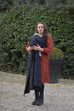 Laden Sie das Bild in den Galerie-Viewer, Yaro vävd sjal - La Vita Puffy Black Navy Alpaca Wool - 40% bomull, 40% Baby alpacka, 20% merinoull - Utförsäljning!