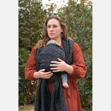 Laden Sie das Bild in den Galerie-Viewer, Yaro vävd sjal - La Vita Puffy Black Navy Alpaca Wool - 40% bomull, 40% Baby alpacka, 20% merinoull - Utförsäljning!