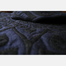 Laden Sie das Bild in den Galerie-Viewer, Yaro vävd sjal - La Vita Puffy Black Navy Alpaca Wool - 40% bomull, 40% Baby alpacka, 20% merinoull - Utförsäljning!