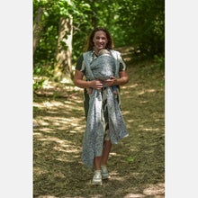 Laden Sie das Bild in den Galerie-Viewer, Yaro gewebter Schal – Rococo Navy Confetti – 99 % Baumwolle, 1 % Polyester