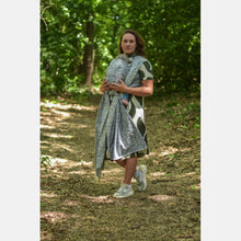 Laden Sie das Bild in den Galerie-Viewer, Yaro gewebter Schal – Rococo Navy Confetti – 99 % Baumwolle, 1 % Polyester