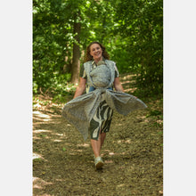 Laden Sie das Bild in den Galerie-Viewer, Yaro gewebter Schal – Rococo Navy Confetti – 99 % Baumwolle, 1 % Polyester