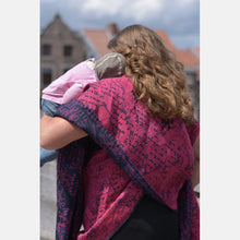 Load image into Gallery viewer, Yaro vävd sjal - Runes Trinity Fuchsia Navy Paper Kapok - 60% bomull, 25% papper, 15% kapok - Utförsäljning!