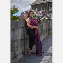 Load image into Gallery viewer, Yaro vävd sjal - Runes Trinity Fuchsia Navy Paper Kapok - 60% bomull, 25% papper, 15% kapok - Utförsäljning!