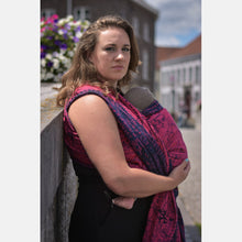 Load image into Gallery viewer, Yaro vävd sjal - Runes Trinity Fuchsia Navy Paper Kapok - 60% bomull, 25% papper, 15% kapok - Utförsäljning!