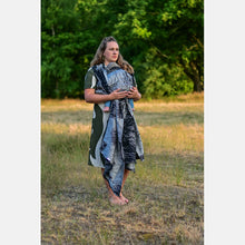 Load image into Gallery viewer, Yaro woven wrap - Wolf Duo Black White Tencel Seacell - 60% cotton, 30% tencel, 10% seacell