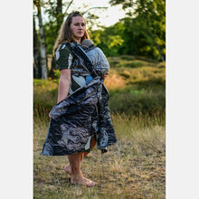 Load image into Gallery viewer, Yaro woven wrap - Wolf Duo Black White Tencel Seacell - 60% cotton, 30% tencel, 10% seacell