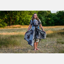 Load image into Gallery viewer, Yaro woven wrap - Wolf Duo Black White Tencel Seacell - 60% cotton, 30% tencel, 10% seacell