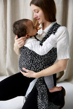 Ladda upp bild till gallerivisning, Coracor Black Sprinkles trikåsjal