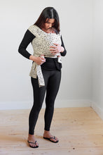 Laden Sie das Bild in den Galerie-Viewer, Coracor Meadow Flower Black trikåsjal