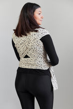 Laden Sie das Bild in den Galerie-Viewer, Coracor Meadow Flower Black trikåsjal