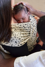 Laden Sie das Bild in den Galerie-Viewer, Coracor Meadow Flower Black trikåsjal