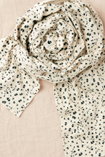 Laden Sie das Bild in den Galerie-Viewer, Coracor Meadow Flower Black trikåsjal