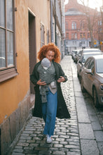 Ladda upp bild till gallerivisning, Coracor Black Sprinkles trikåsjal