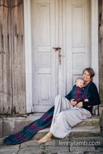 Laden Sie das Bild in den Galerie-Viewer, Lenny Lamb Woven Baby Wrap/Vävd sjal - PEACOCK'S TAIL - BLACK OPAL - 60% bomull, 28% merinoull, 8% silke, 4% kashmir