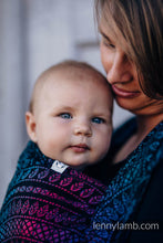 Laden Sie das Bild in den Galerie-Viewer, Lenny Lamb Woven Baby Wrap/Vävd sjal - PEACOCK'S TAIL - BLACK OPAL - 60% bomull, 28% merinoull, 8% silke, 4% kashmir