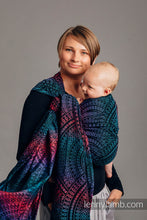Laden Sie das Bild in den Galerie-Viewer, Lenny Lamb Woven Baby Wrap/Vävd sjal - PEACOCK'S TAIL - BLACK OPAL - 60% bomull, 28% merinoull, 8% silke, 4% kashmir
