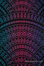 Laden Sie das Bild in den Galerie-Viewer, Lenny Lamb Woven Baby Wrap/Vävd sjal - PEACOCK'S TAIL - BLACK OPAL - 60% bomull, 28% merinoull, 8% silke, 4% kashmir