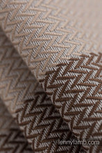 Laden Sie das Bild in den Galerie-Viewer, Lenny Lamb Woven Baby Wrap/Vävd sjal - LITTLE HERRINGBONE BABY CAFFE LATTE - 100% bomull