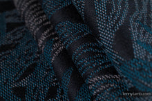 Laden Sie das Bild in den Galerie-Viewer, Lenny Lamb Woven Baby Wrap/Vävd sjal - RAINFOREST - NOCTURNAL - 54% bomull, 46% Tencel™
