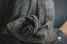 Laden Sie das Bild in den Galerie-Viewer, Little Frog Baby Wrap - Linen Night Wildness - 75% kammad bomull, 25% linne