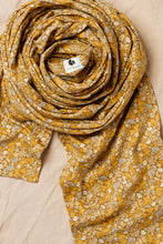 Laden Sie das Bild in den Galerie-Viewer, Coracor Tinyflower Honey trikåsjal