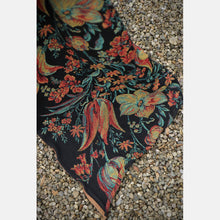 Laden Sie das Bild in den Galerie-Viewer, Yaro ringsjal - Floral Trio Black Red Green Yellow Tencel Ring Sling - 70% bomull, 30% tencel