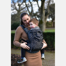 Ladda upp bild till gallerivisning, Yaro Hug Carrier - Pussycat Black Grey - 100% bomull