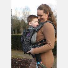 Ladda upp bild till gallerivisning, Yaro Hug Carrier - Pussycat Black Grey - 100% bomull