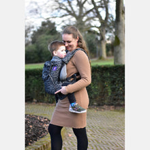 Ladda upp bild till gallerivisning, Yaro Hug Carrier - Pussycat Black Grey - 100% bomull