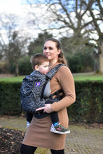 Ladda upp bild till gallerivisning, Yaro Hug Carrier - Pussycat Black Grey - 100% bomull