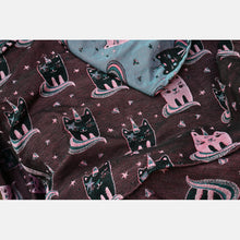 Laden Sie das Bild in den Galerie-Viewer, Yaro ringsjal - Kittycorn Trinity Black Red Blue White Wool Ring Sling - 75% bomull, 25% merinoull - Utförsäljning!