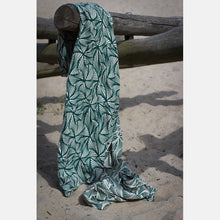 Load image into Gallery viewer, Yaro vävd sjal - Magnetic Contra Pine Natural Seacell - 85% bomull, 15% seacell