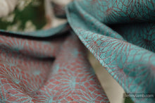 Laden Sie das Bild in den Galerie-Viewer, Lenny Lamb Woven Baby Wrap/Vävd sjal - LOTUS - SEEDPOD - 61% bomull, 39% tussah silke

