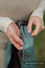 Laden Sie das Bild in den Galerie-Viewer, Lenny Lamb Woven Baby Wrap/Vävd sjal - LOTUS - SEEDPOD - 61% bomull, 39% tussah silke
